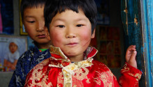 Sherpajungen in Nepal (c) emmenreiter.de