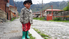 Junge in Kasbegi, Georgien